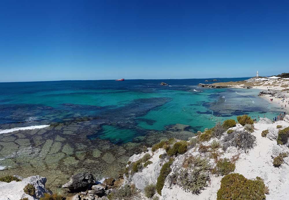 fotografía de una playa con agua cristalina